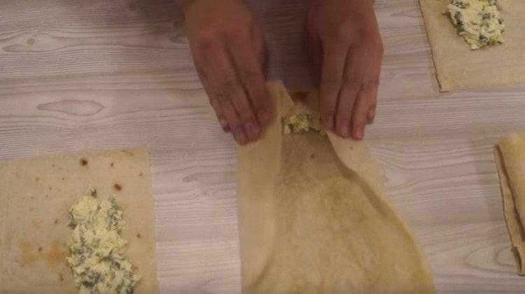 We wrap pita bread with an envelope.