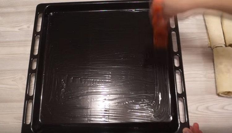Grease a baking sheet with vegetable oil.