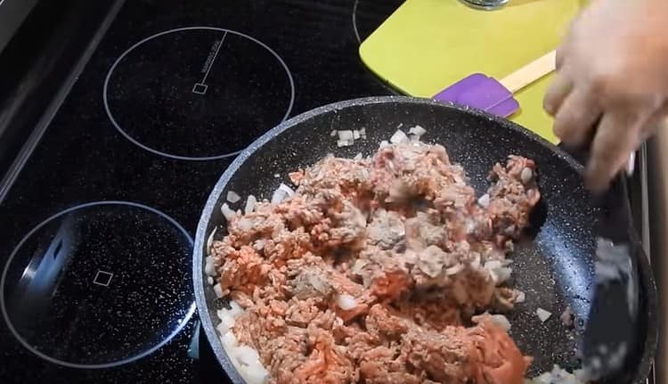 Add minced meat to the pan and mix.