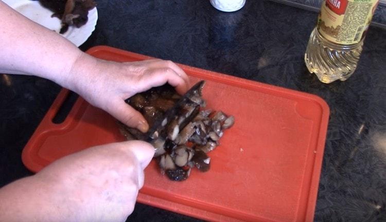 Cut mushrooms and boil.
