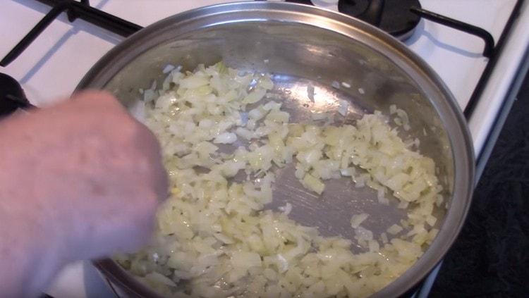 In a pan with vegetable oil, fry the onions.