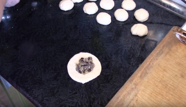 We make cakes from the blank and lay out the filling on their center.