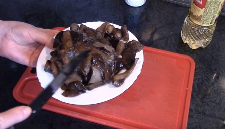 We wash the frozen mushrooms.