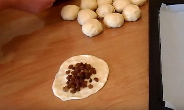 Put raisins on the center of the cake.