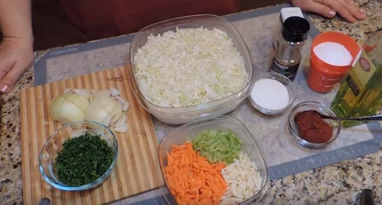 For the filling, chop the cabbage, cut all the necessary vegetables.