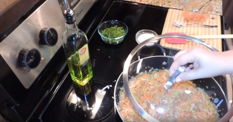 extinguish the filling under the lid.