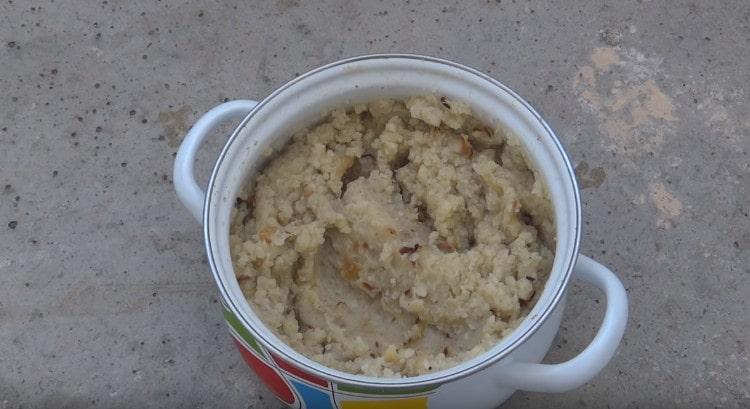 Add onion to the potato and mix the filling.