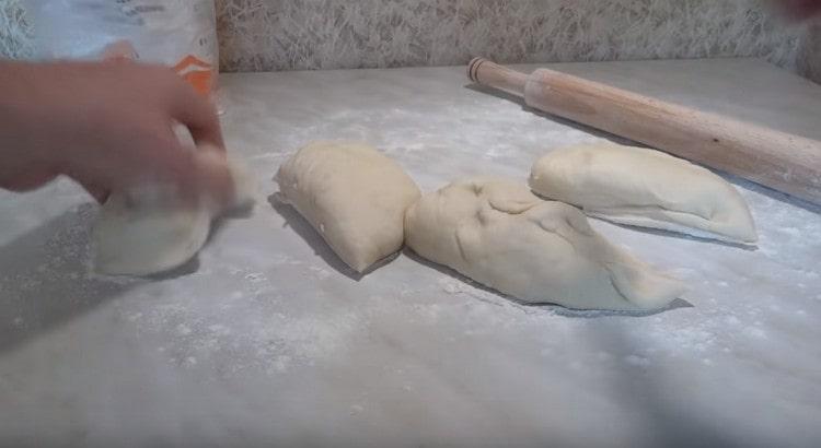 We divide the finished dough into 4 parts.