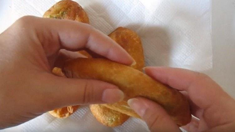 Ready kefir pies with potatoes can be transferred first to paper towels that absorb excess fat.