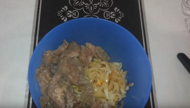 Fry the onion in a pan, add it to the lung.