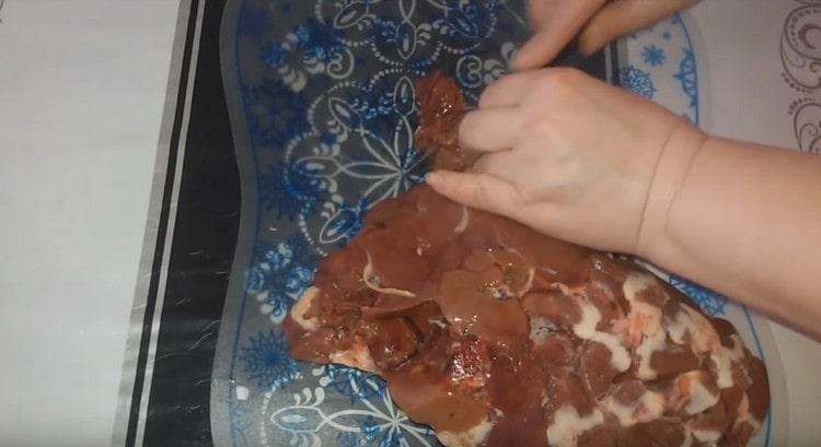 Chop the chicken liver and hearts into pieces.