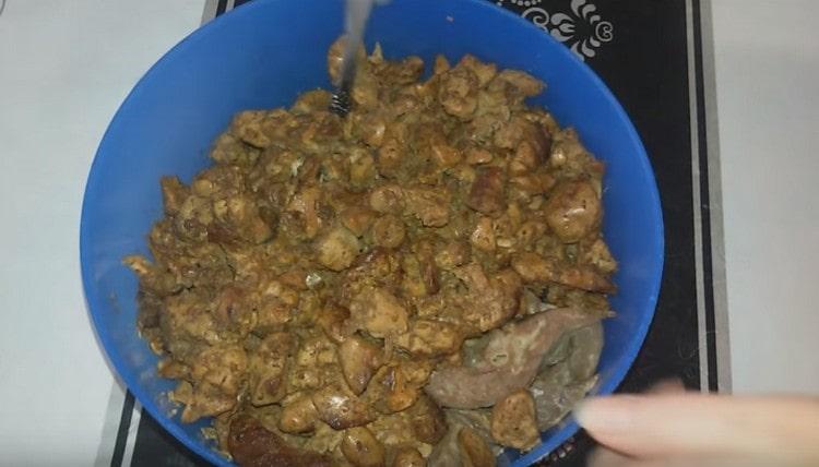 Frying chicken offal, add them to the heart with the lung.