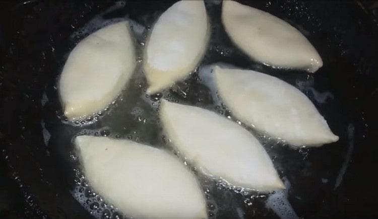 We spread the pies with liver on the pan and fry on both sides until they are rosy.