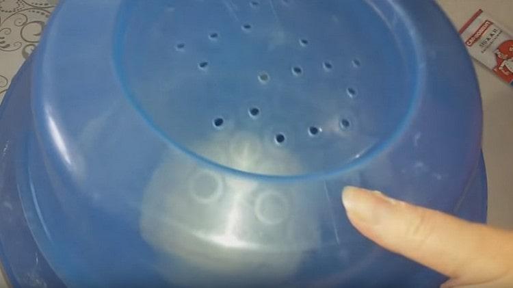 Cover the dough with a bowl or towel and leave to come.