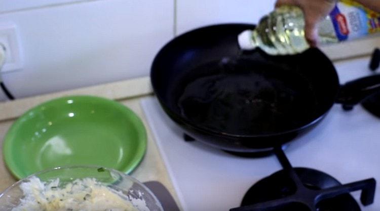 We heat the pan, pour the vegetable oil.