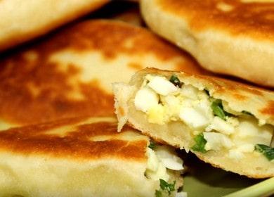 Cooking fried pies with onions and eggs according to a step by step recipe with a photo.