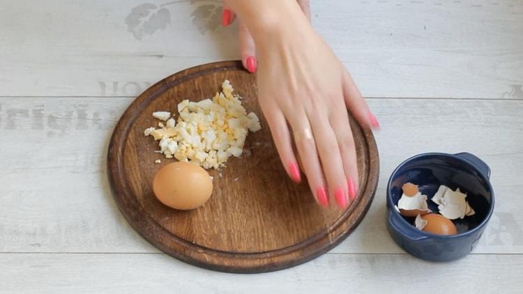 To make rice and egg pies, slice the eggs