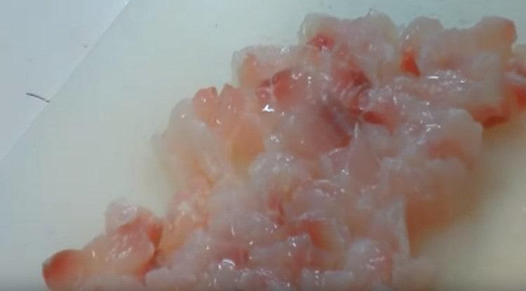 Salt the fish pieces, pour over the lemon juice.