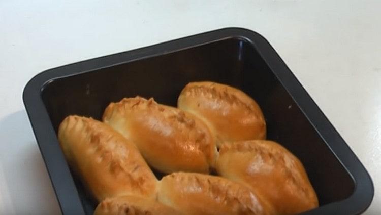 Fragrant fish pies are ready.