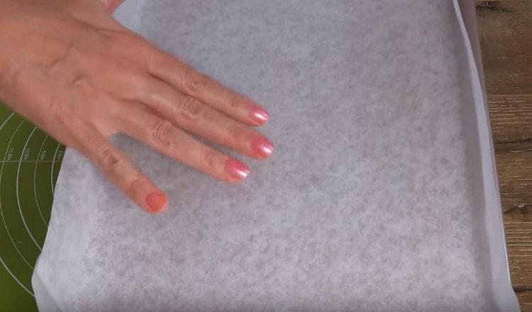 The baking tray must be covered with baking paper.