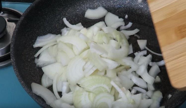 We cut the onions quite large and put them in a heated frying pan with vegetable oil.