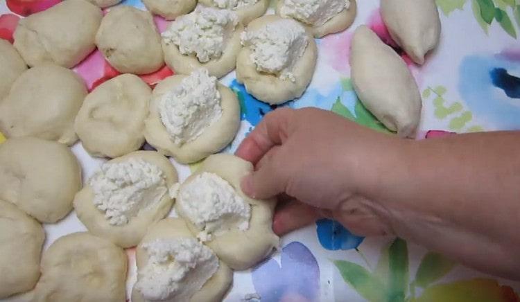 In the indentations in the dough we spread the curd filling.