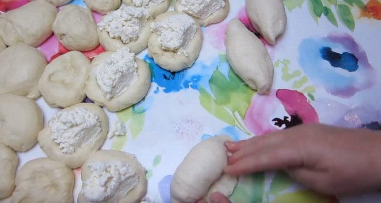 We pinch the edges of the dough, forming pies.