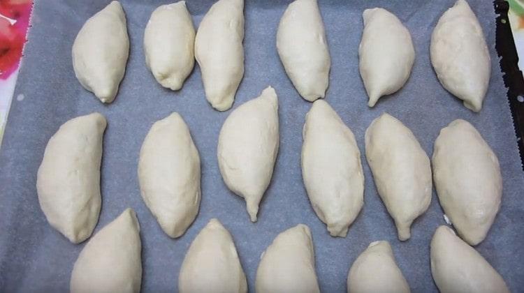 We spread the formed pies on a baking sheet covered with baking paper.