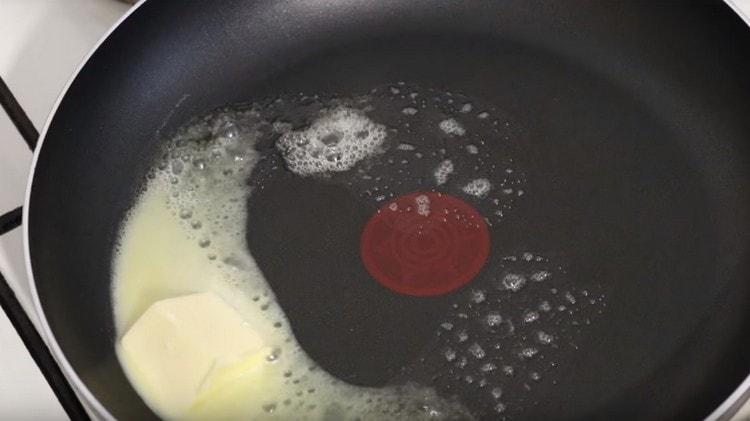 Melt the butter in a pan.