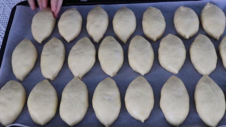 We form pies, put on a baking sheet.