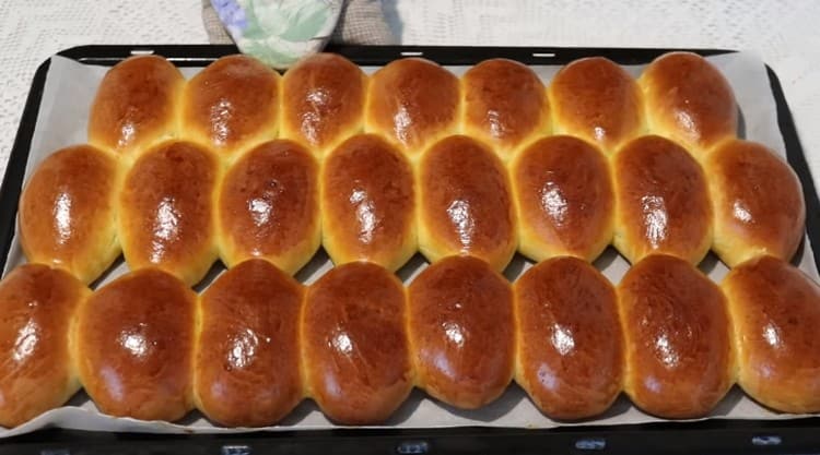 Appetizing apple pies are ready!