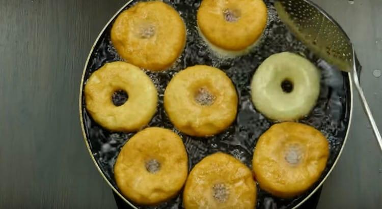 Fry the donuts with yeast in boiling vegetable oil.