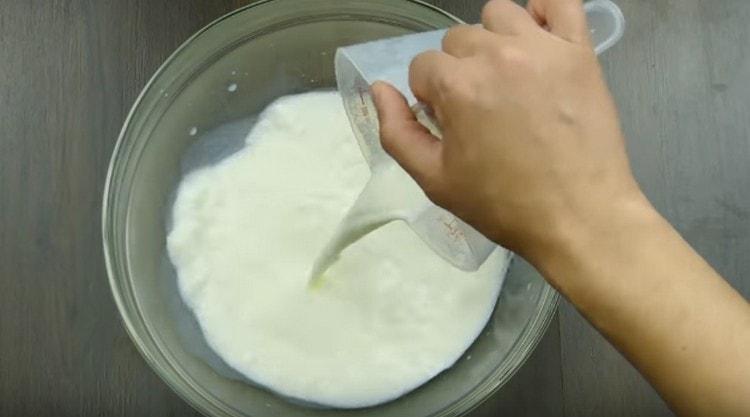 Pour warm milk and water into a bowl.