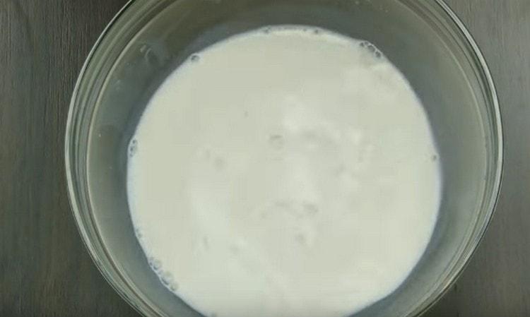 For 15 minutes we leave the mass to activate the yeast.