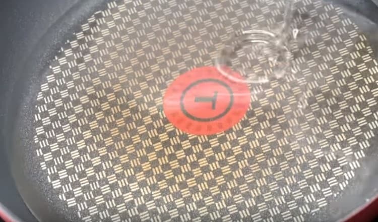 We heat the pan, pour the vegetable oil.