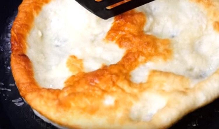 We spread the cake in oil and fry on both sides.