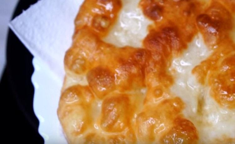 We transfer the finished cake to paper towels.