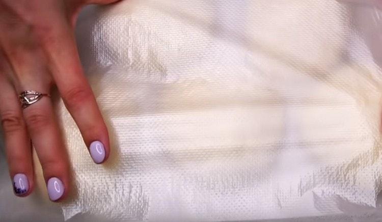 We form portioned balls from the dough and let them stand and rise, covering them with cling film or a bag.