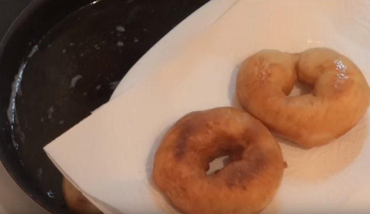 From the pan we transfer the crumpets to paper towels.