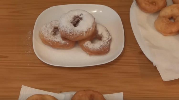 Donuts cooked in a pan can be sprinkled with icing sugar for sweetness.