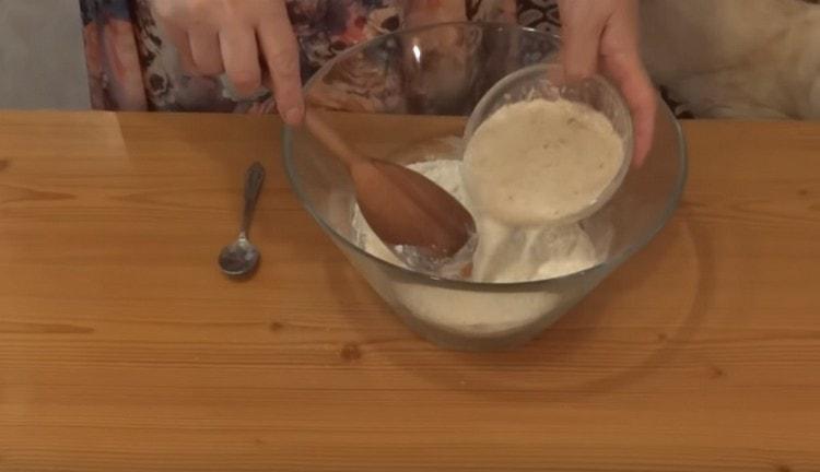 Add the yeast mass to the flour.