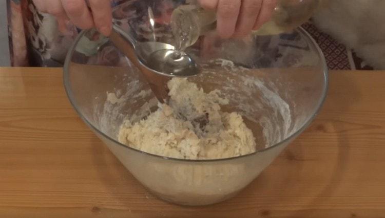 We also add vegetable oil to the dough.