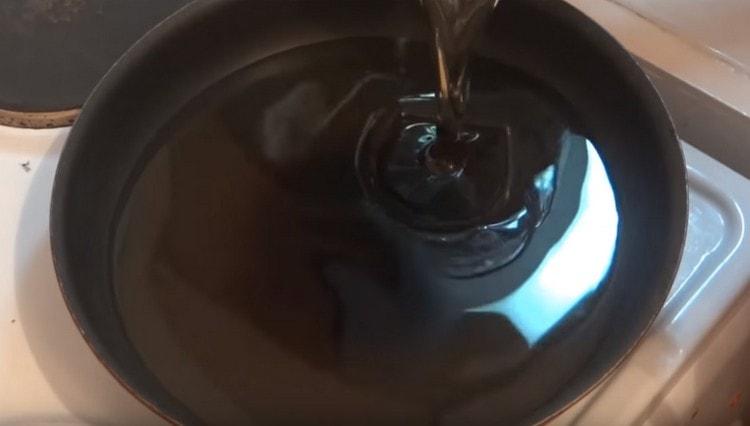 Heat the oil in a frying pan or saucepan.