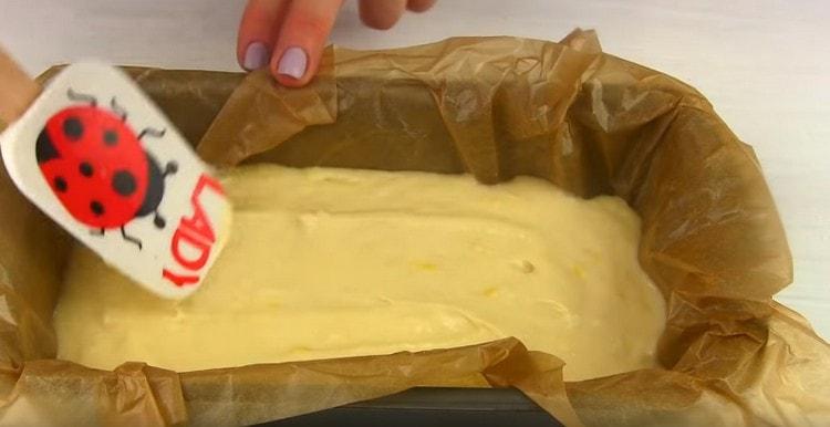 Pour the dough into the mold.