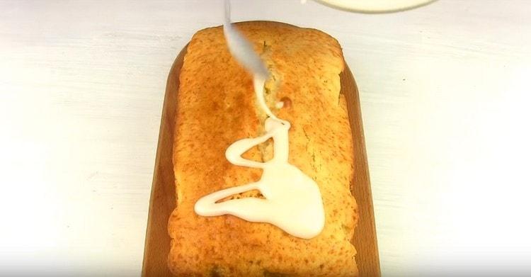 Lubricate the cooled cake with glaze.