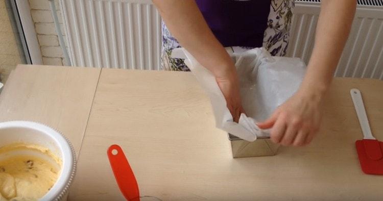 cover the cake pan with greaseproof paper greased with vegetable oil.