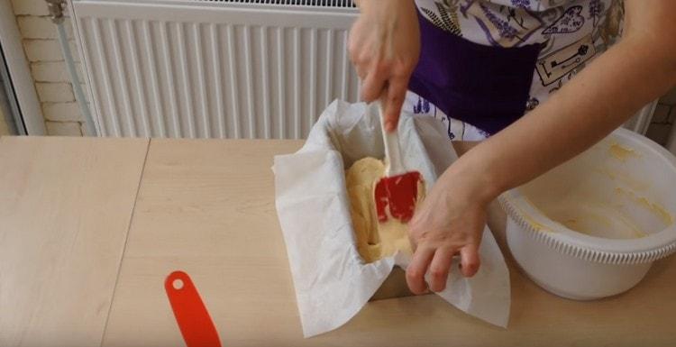 We spread the dough in the form.