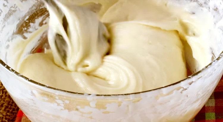 In several stages we introduce flour to the liquid components and knead the dough.