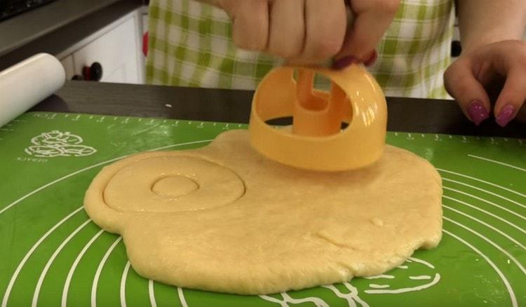 Squeeze the donuts out of the dough with a mold