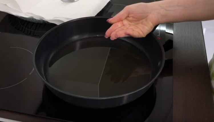 Heat the oil in a pan.